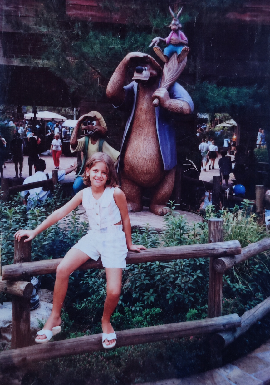 Camila Pires na Disney quando criança