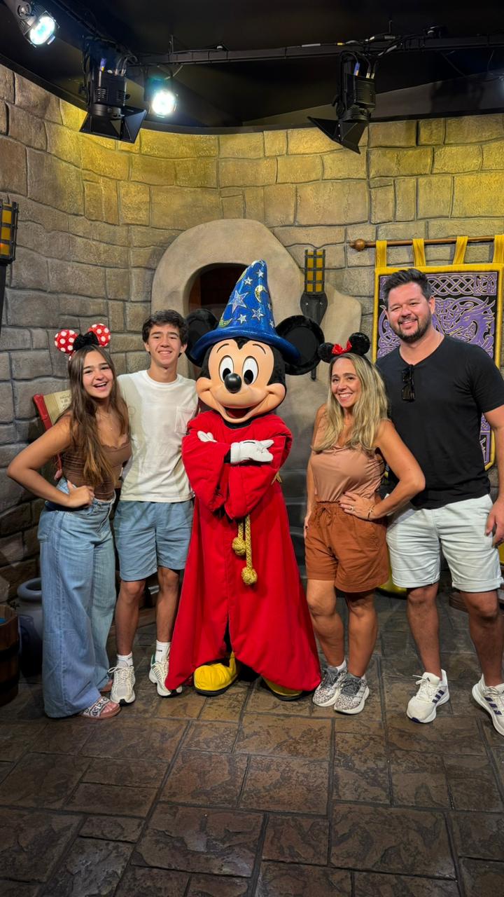 Clientes da CPTravel com o Mickey no Town Square Theater