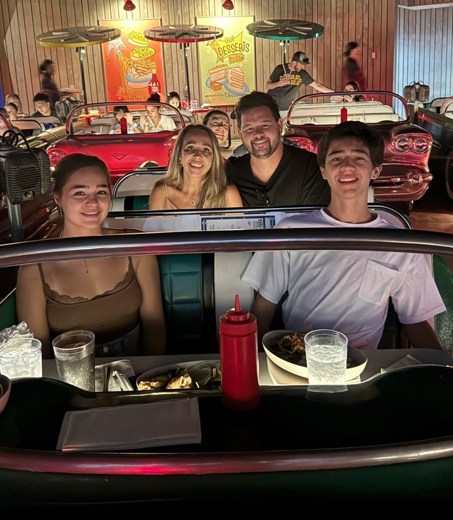 Família de clientes da CPTravel no Sci-Fi Dine-In Theater