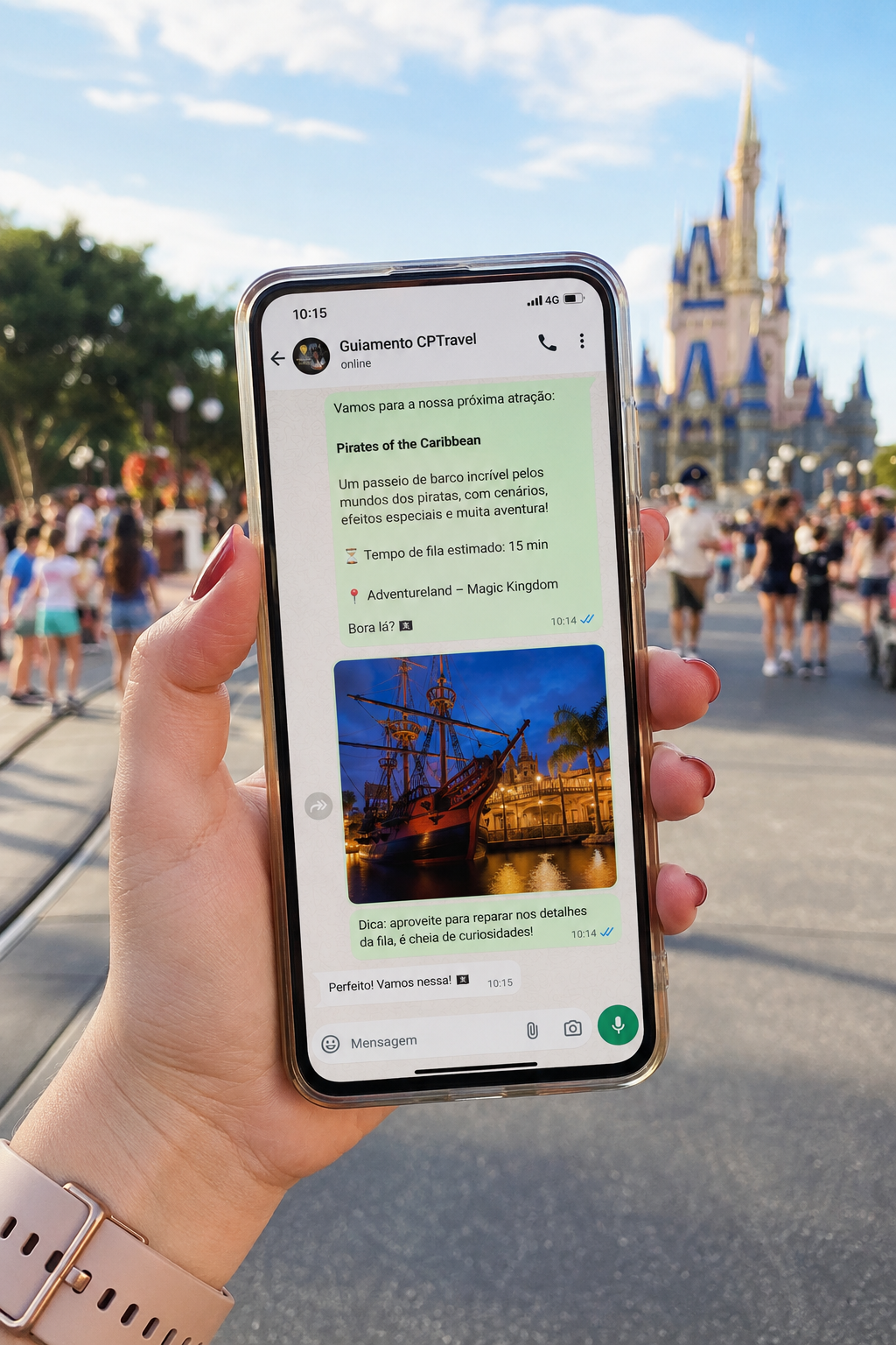 Cliente com o celular no Magic Kingdom recebendo o guiamento virtual da CPTravel pelo WhatsApp