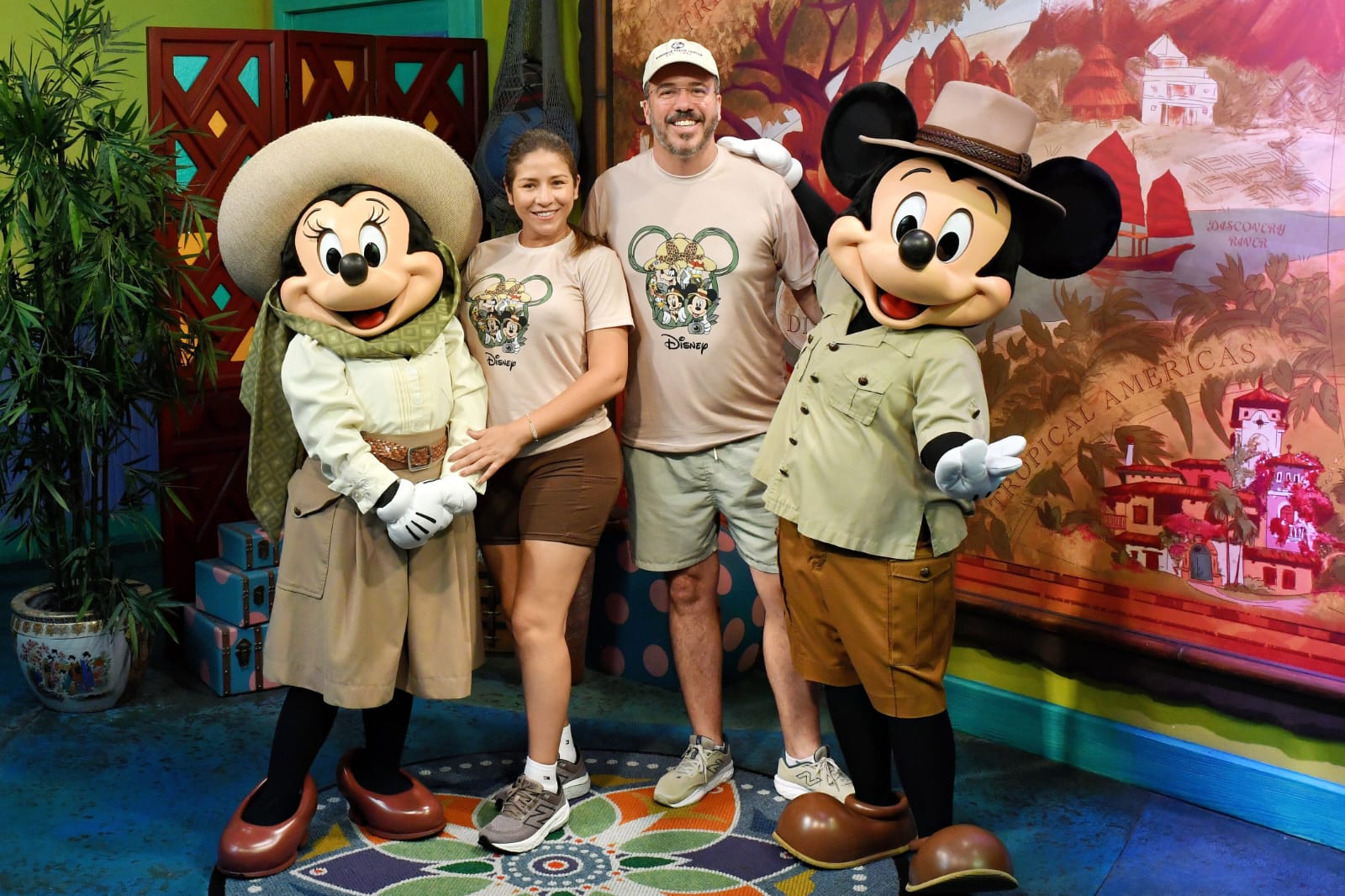 Casal com Mickey e Minnie exploradores no Animal Kingdom