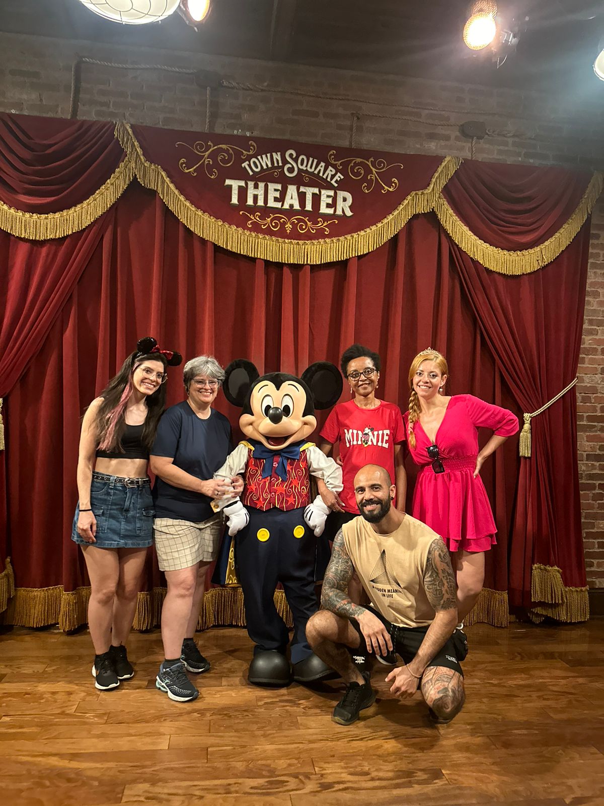Grupo de clientes com o Mickey no Town Square Theater